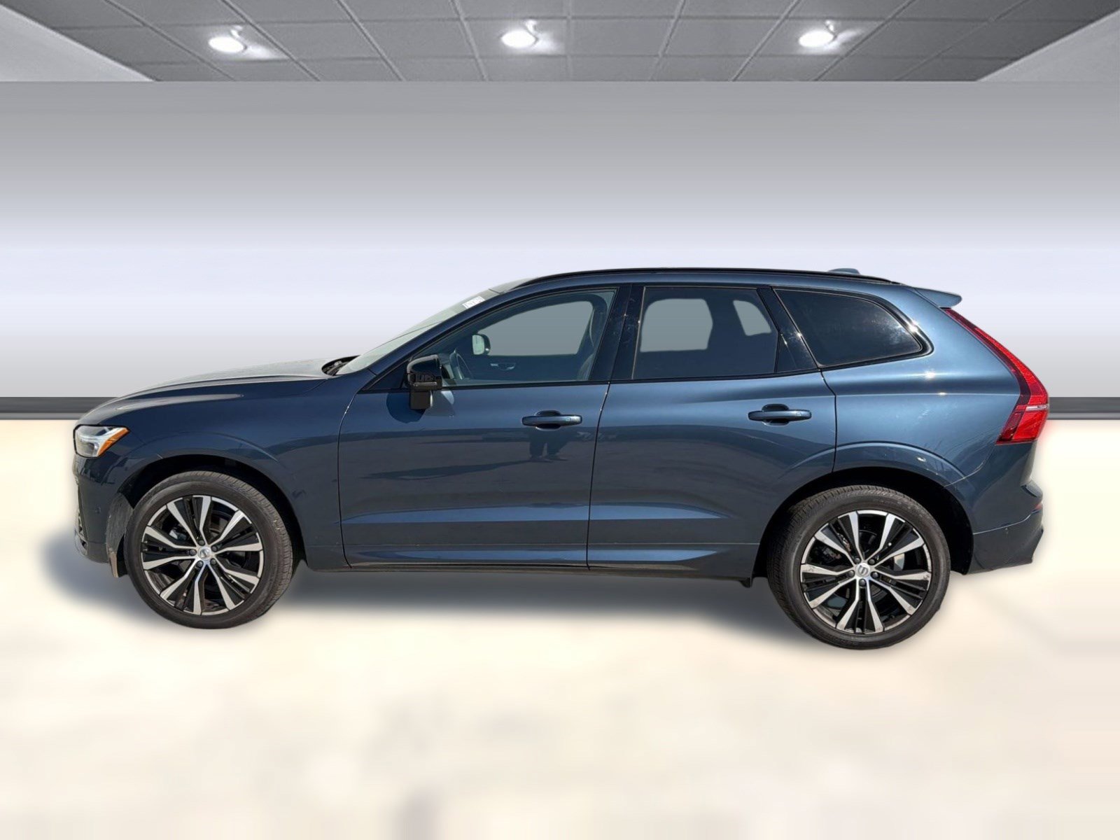 Used 2023 Volvo XC60 B5 Ultimate w/ Climate Package image 2