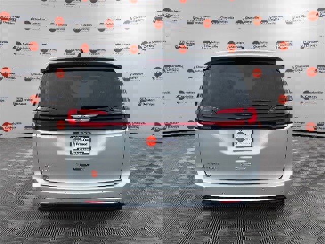 Used 2024 Chrysler Pacifica Touring-L image 4