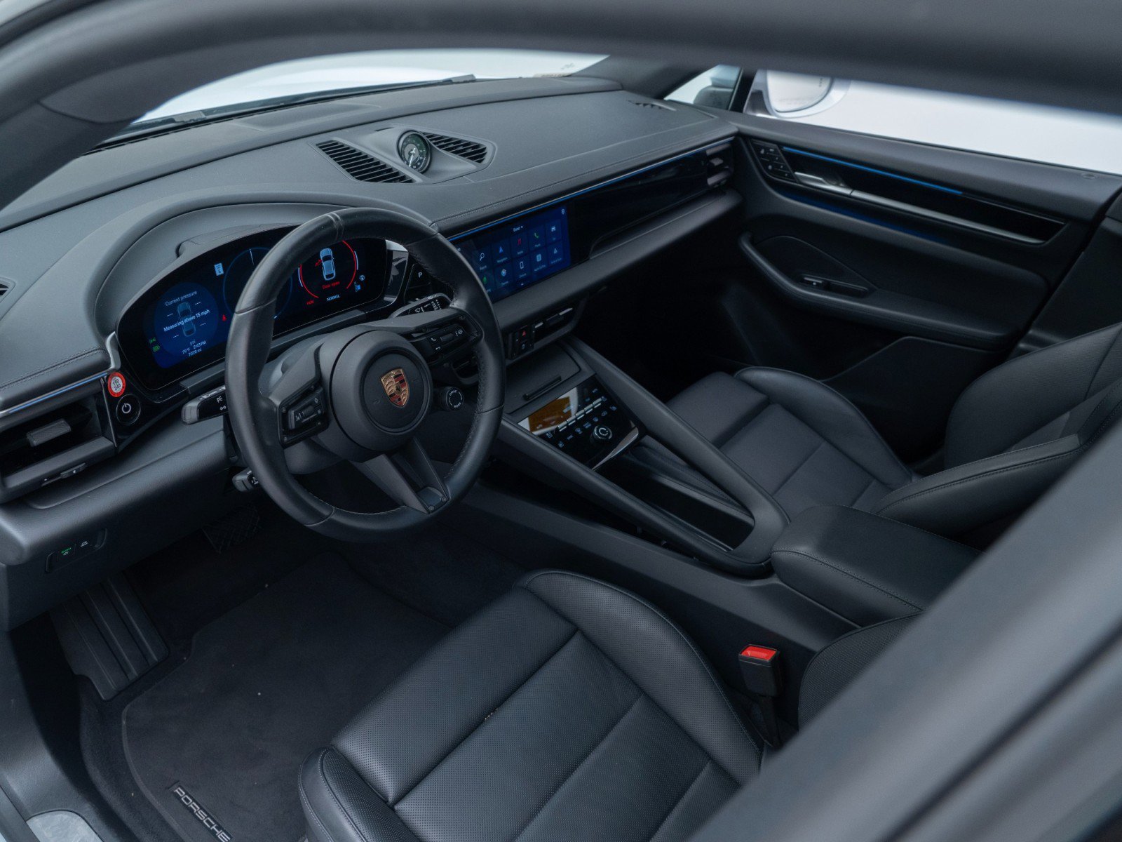Certified 2025 Porsche Macan Electric image 4