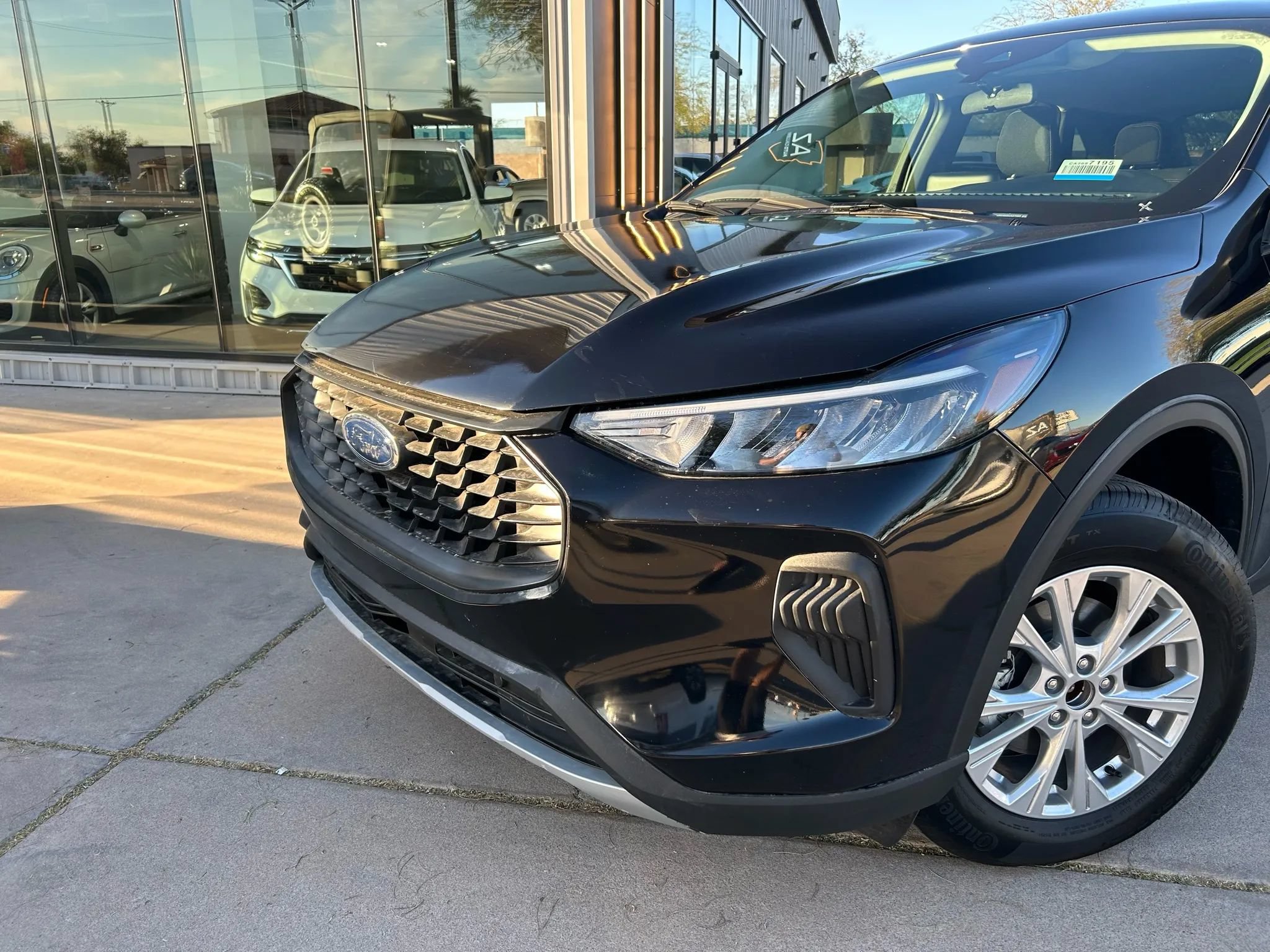 Used 2025 Ford Escape Active AWD/4WD image 2
