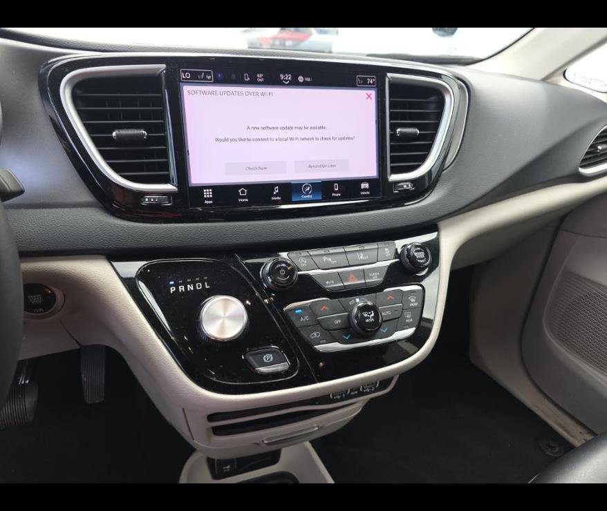 Used 2023 Chrysler Pacifica Touring-L FWD image 4
