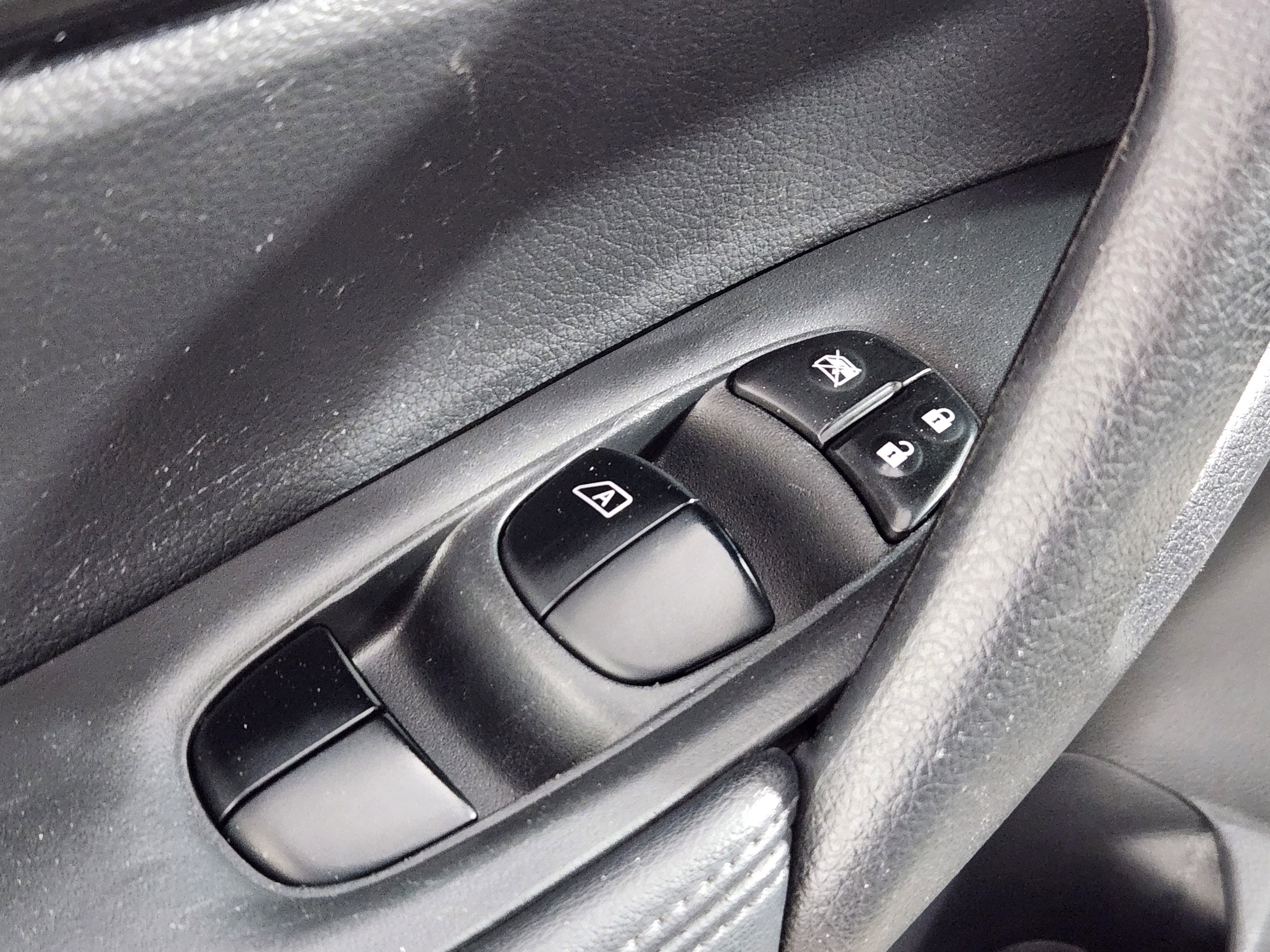 Used 2018 Nissan Rogue S image 17