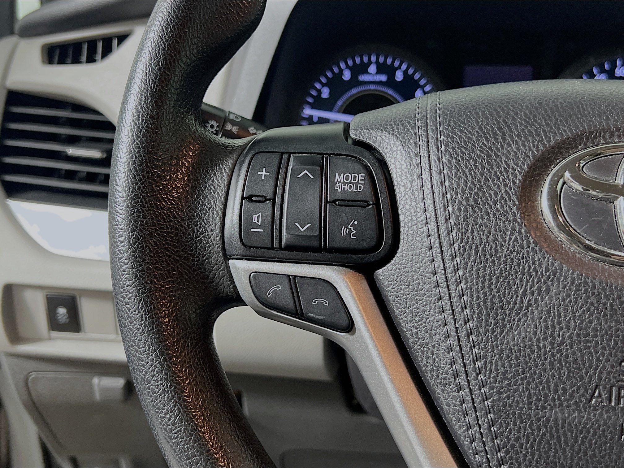 Used 2020 Toyota Sienna LE w/ LE Preferred Package FWD image 19