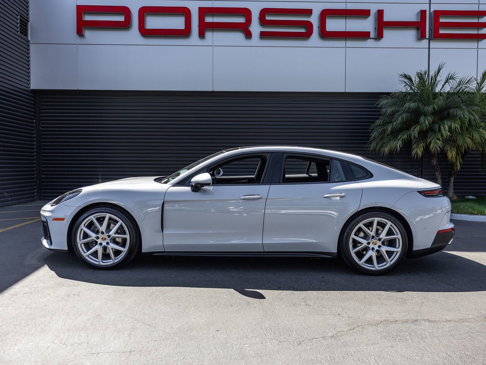 Certified 2025 Porsche Panamera 4 image 2