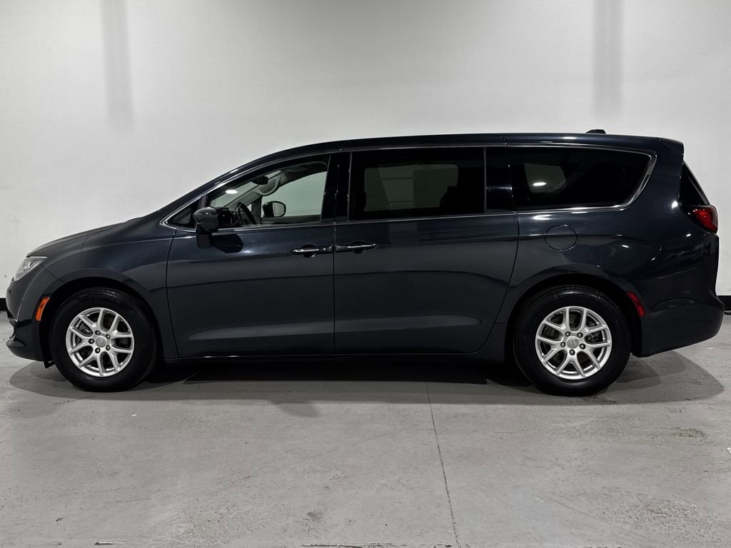 Used 2020 Chrysler Pacifica Touring w/ Advanced Safetytec Group FWD image 13