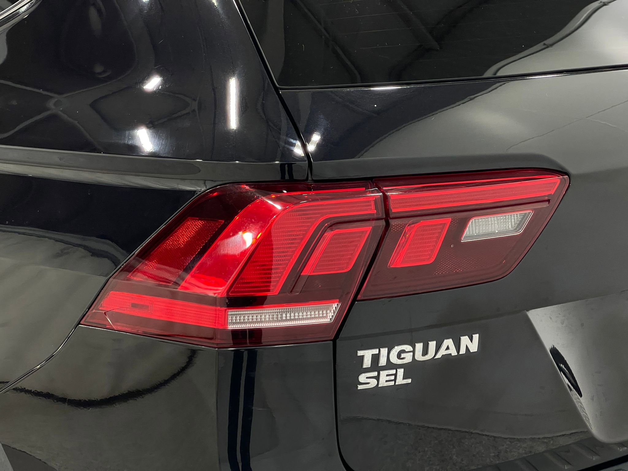 Used 2021 Volkswagen Tiguan SEL AWD/4WD image 35
