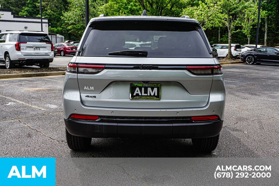 Used 2025 Jeep Grand Cherokee Altitude AWD/4WD image 10