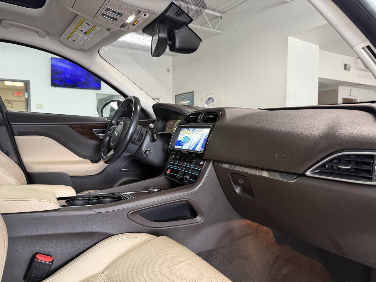 Used 2017 Jaguar F-PACE Prestige image 23