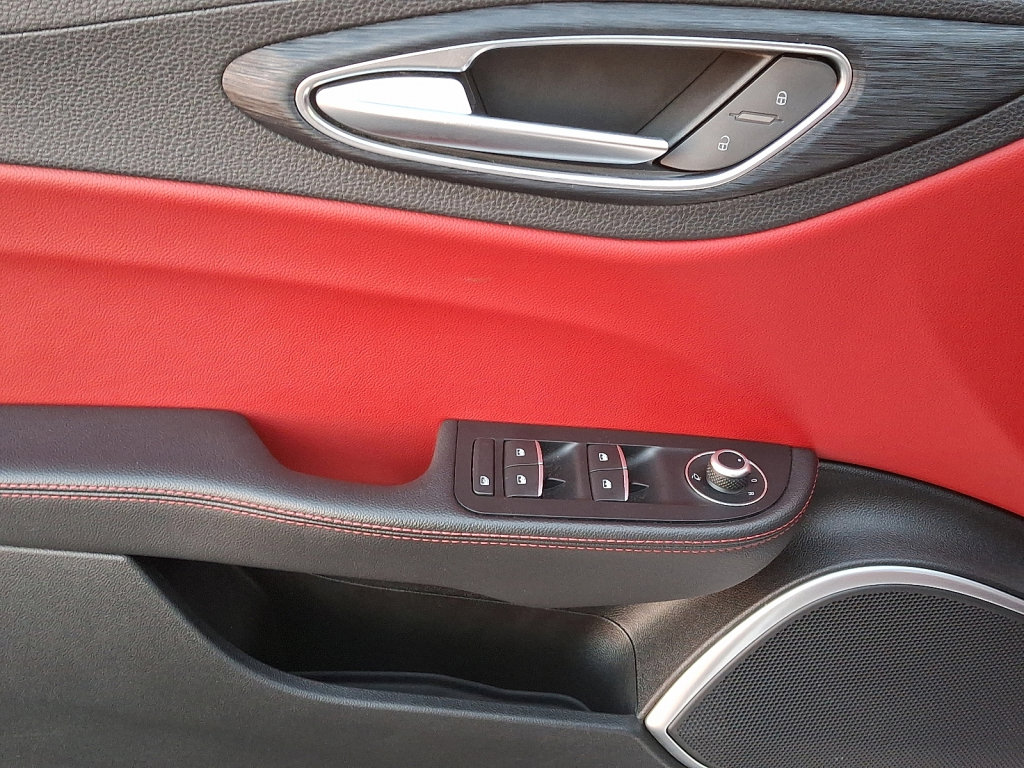 Used 2020 Alfa Romeo Giulia AWD image 23