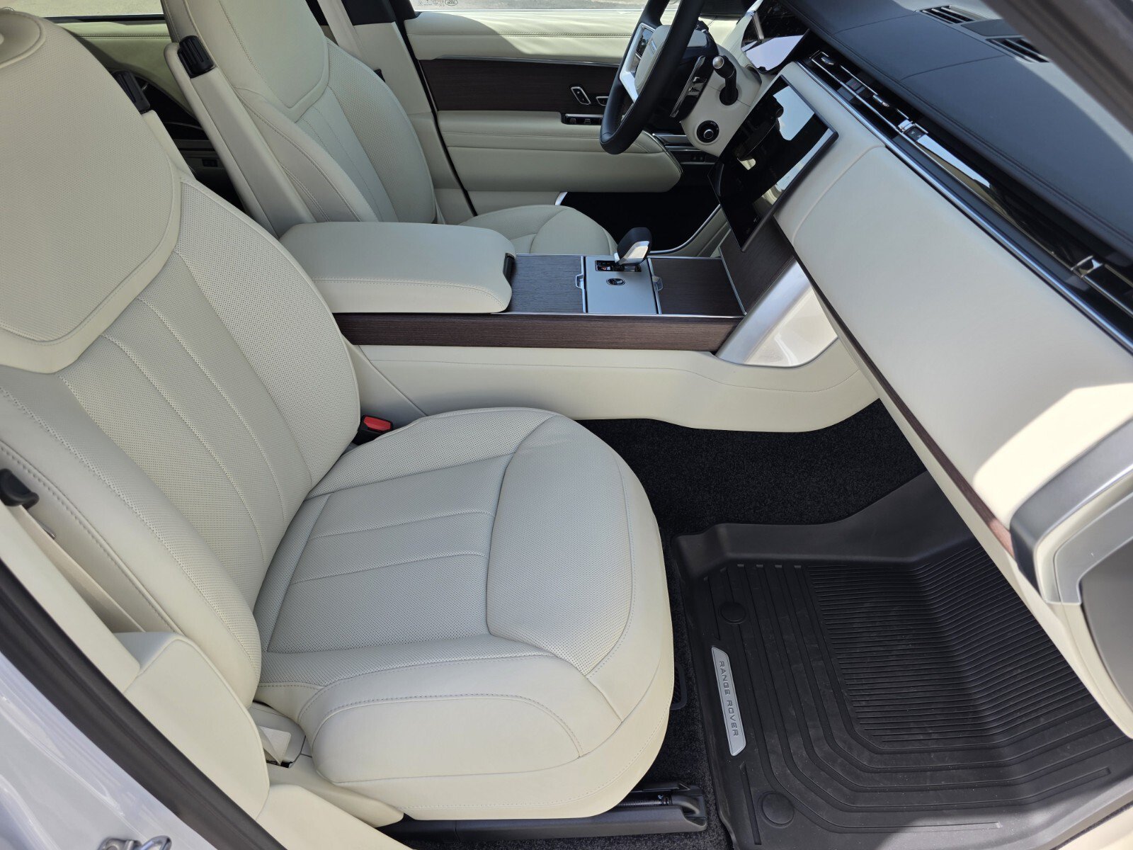 New 2026 Land Rover Range Rover Long Wheelbase SE AWD/4WD image 3