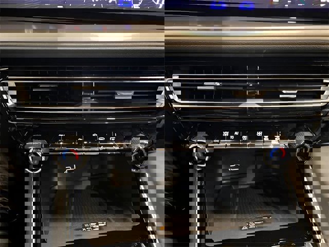 Used 2025 Chevrolet Traverse LT image 30