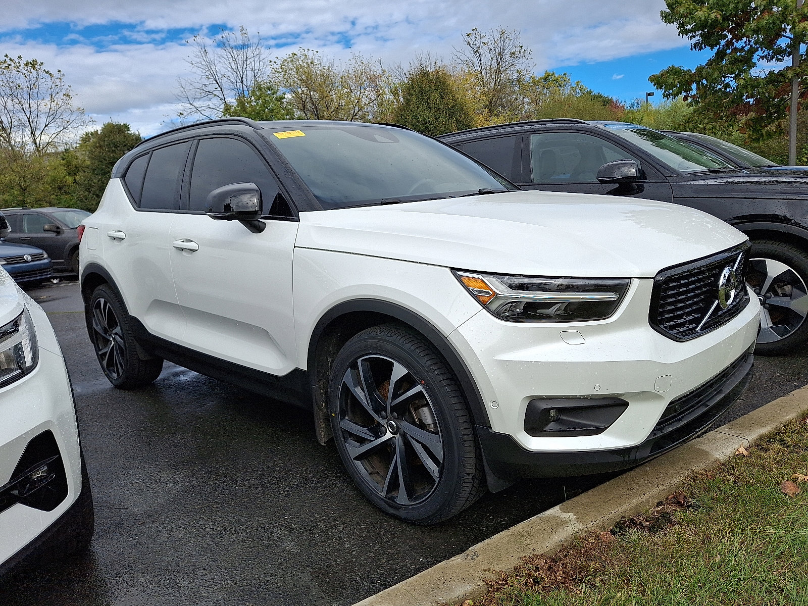Used 2022 Volvo XC40 T5 R-Design w/ Advanced Package