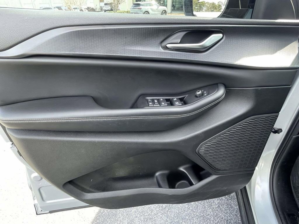 Used 2023 Jeep Grand Cherokee Altitude image 18