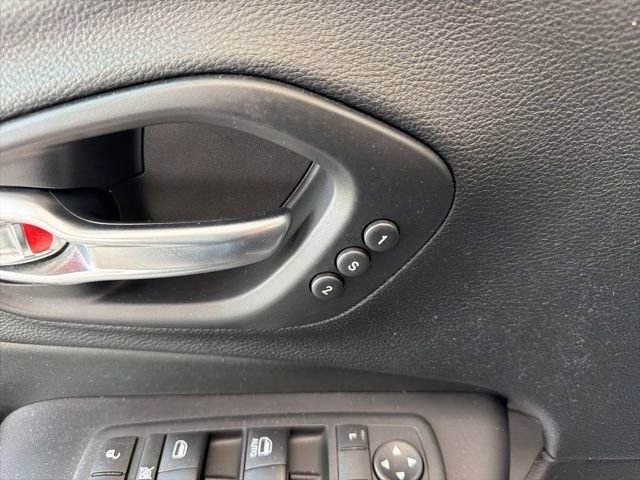 Used 2020 Jeep Cherokee Limited image 20