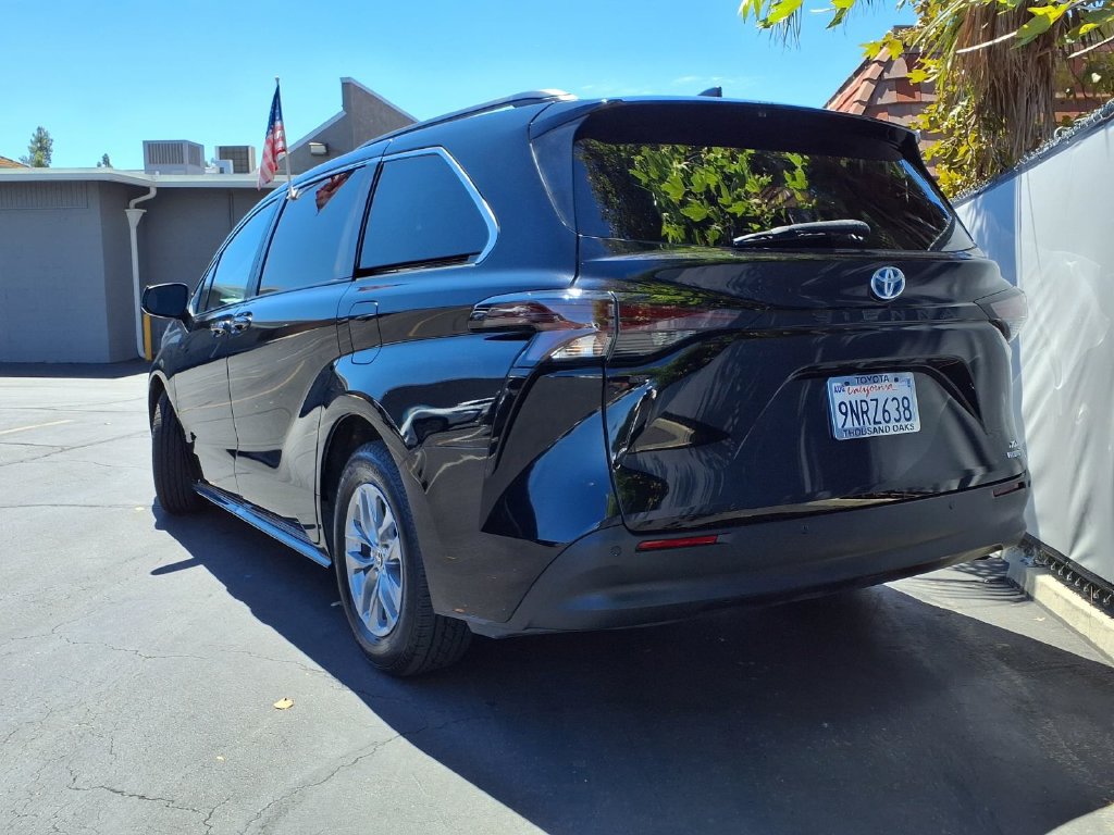 Certified 2024 Toyota Sienna XLE FWD image 6