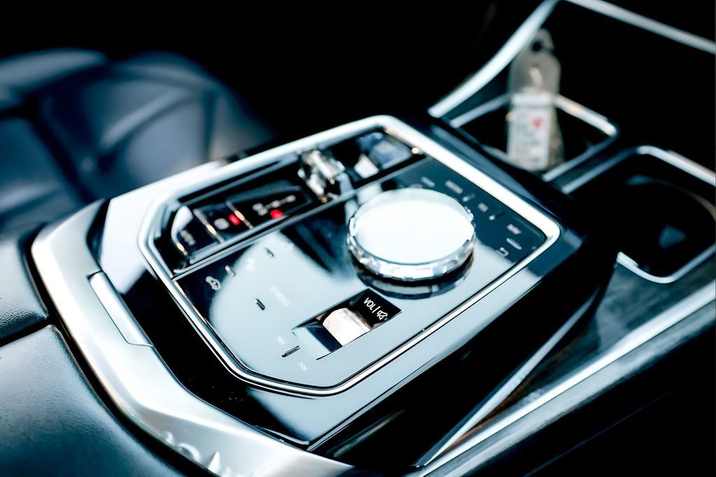 Used 2023 BMW 740i w/ Parking Assistance Package image 38