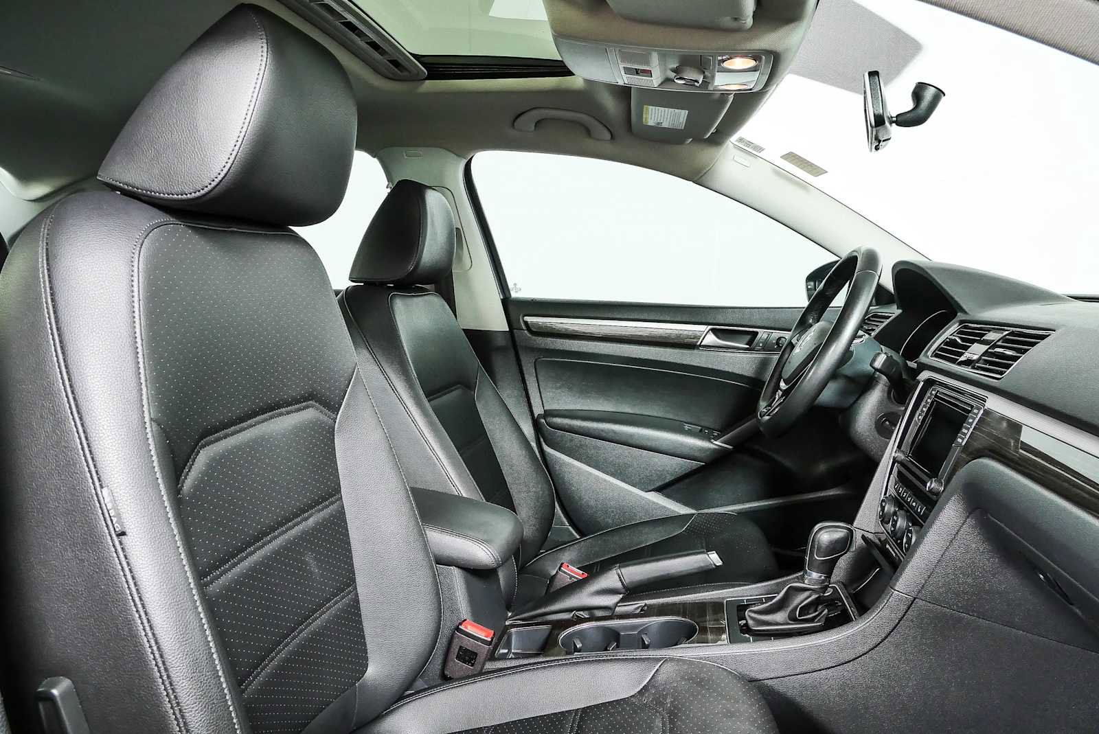 Used 2018 Volkswagen Passat 2.0T SE FWD image 21