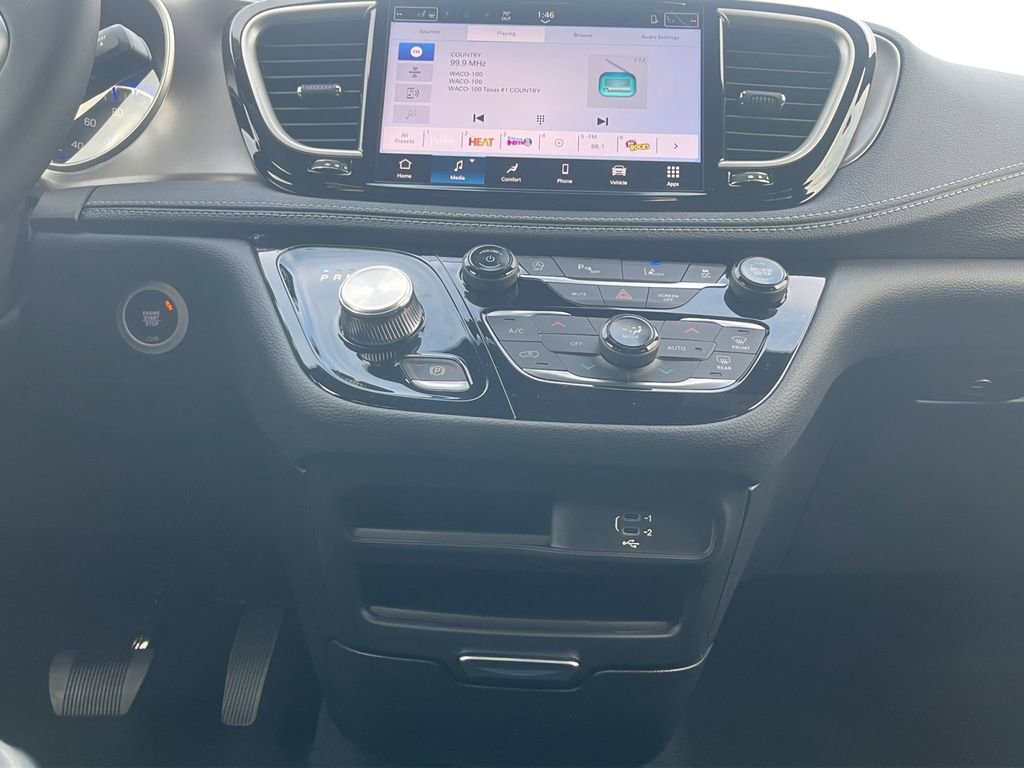 New 2026 Chrysler Pacifica Select image 3