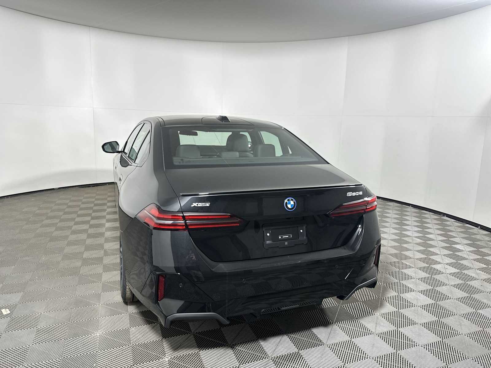 New 2026 BMW 550e xDrive w/ Executive Package image 3