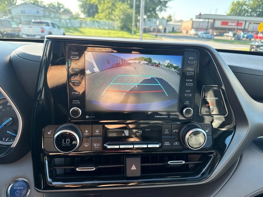 Used 2022 Toyota Highlander XLE AWD/4WD image 26