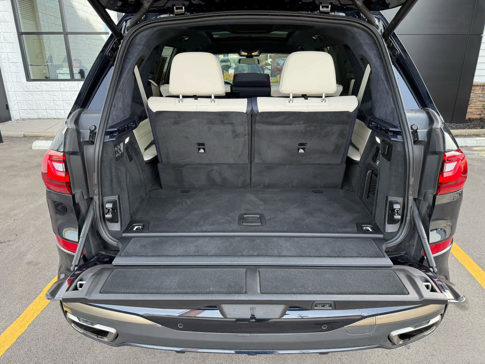 Used 2022 BMW X7 M50i image 39