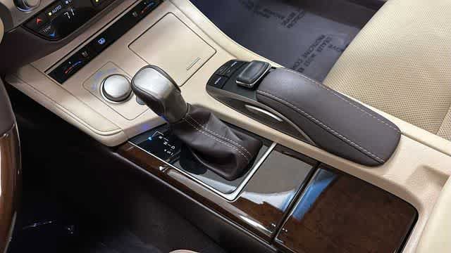 Used 2016 Lexus ES 350 w/ Luxury Package w/Wood Trim FWD image 22