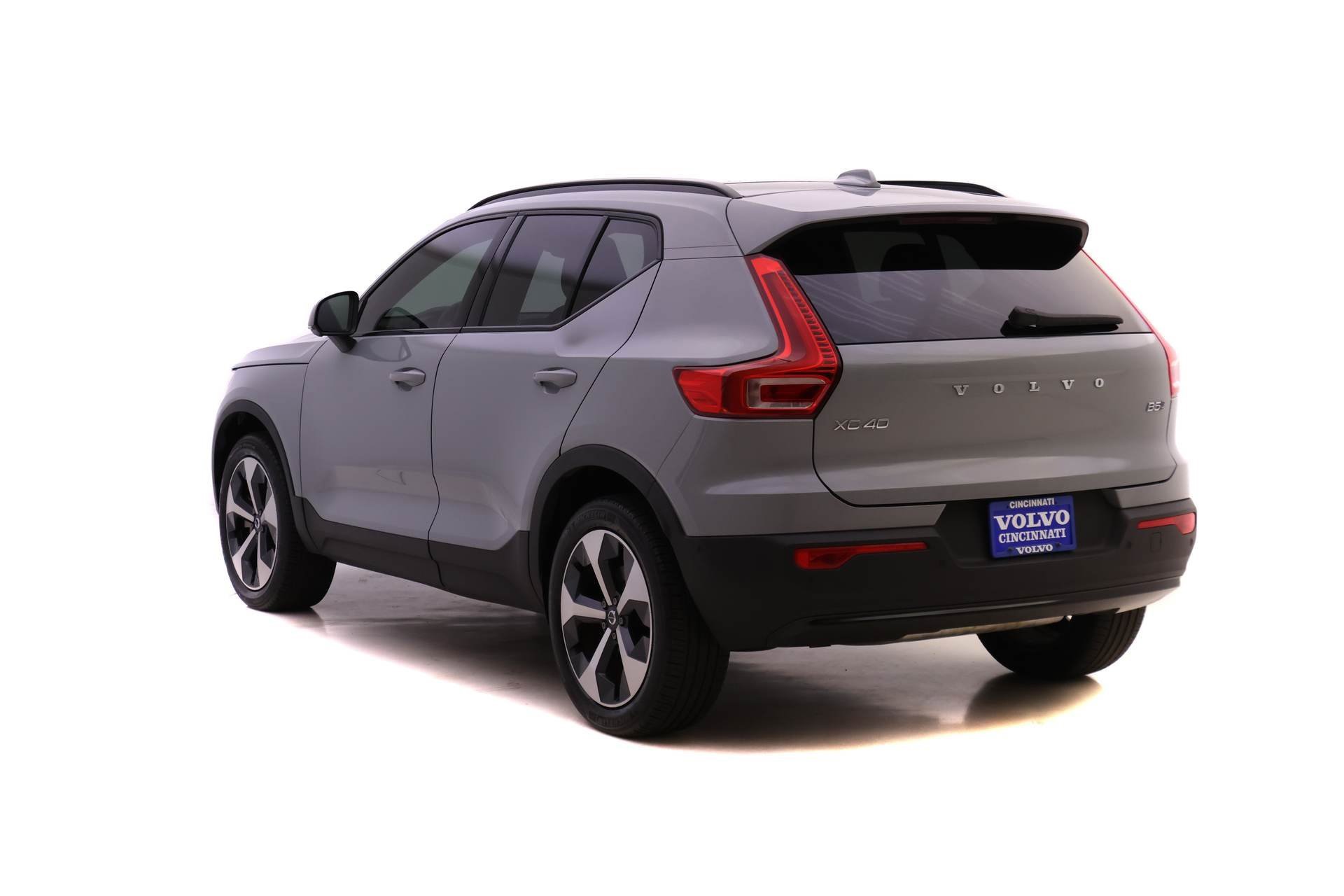 Certified 2024 Volvo XC40 B5 Plus image 5