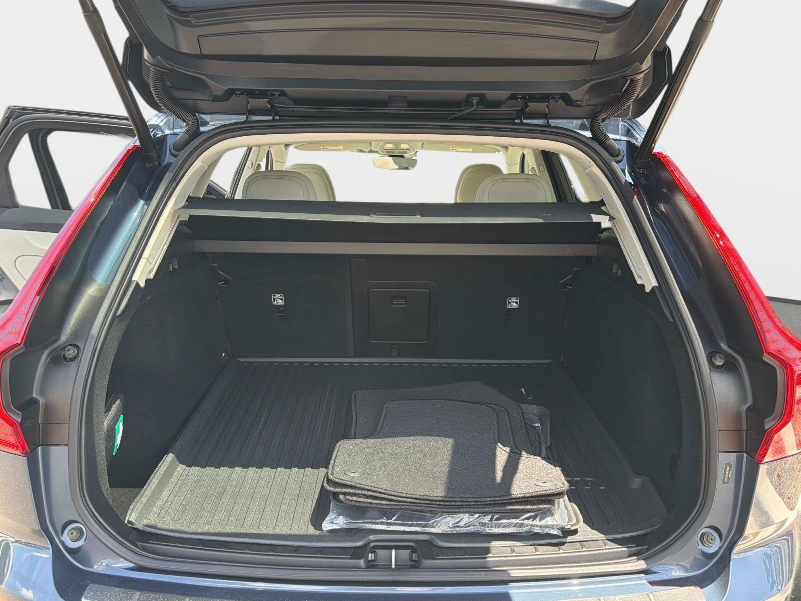 Certified 2024 Volvo XC60 B5 Core w/ Protection Package Premier AWD/4WD image 11