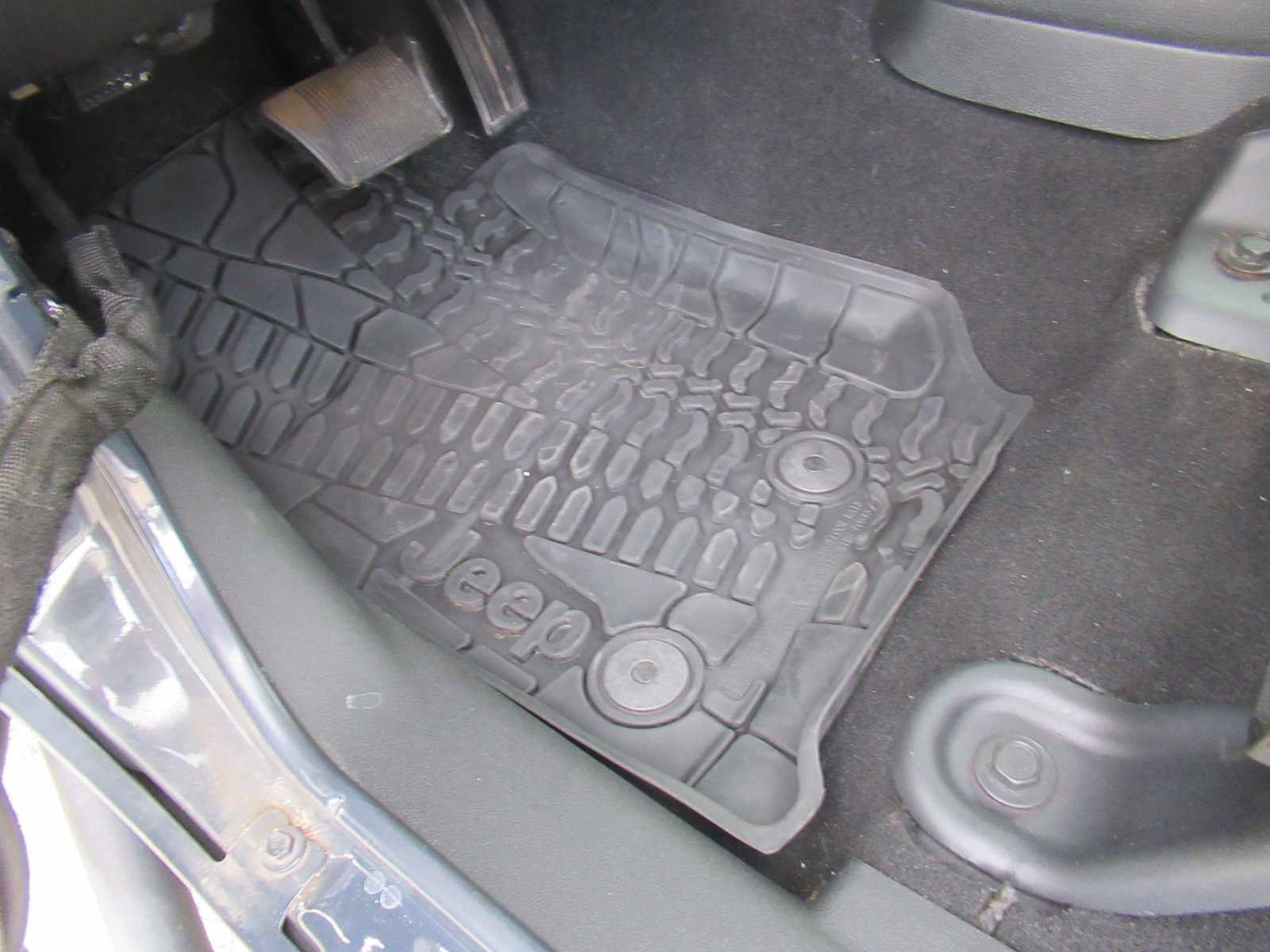 Used 2018 Jeep Wrangler Unlimited Sahara w/ Connectivity Group image 22