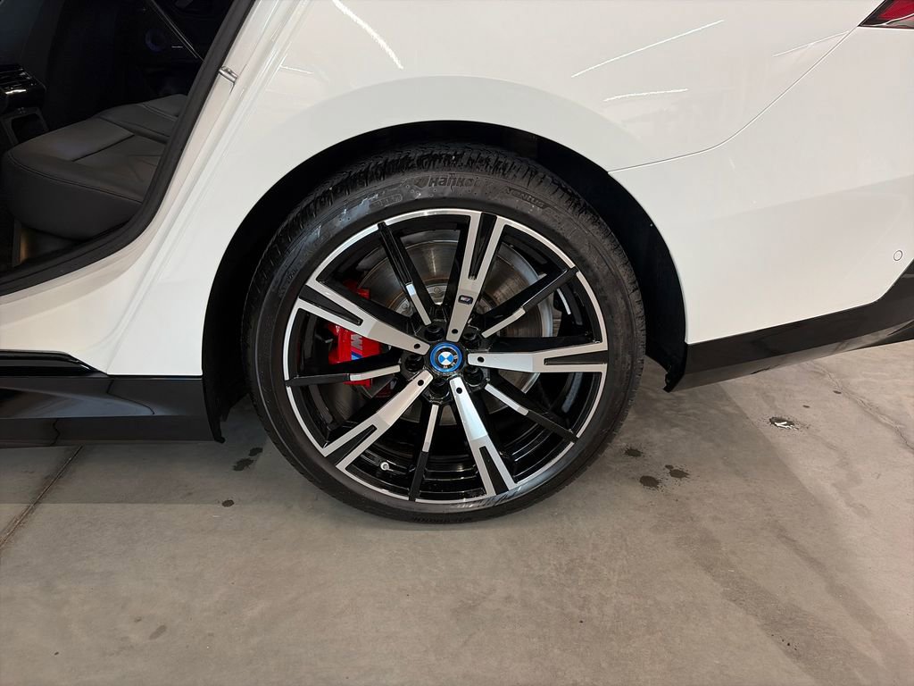 Used 2025 BMW 550e xDrive w/ Premium Package AWD/4WD image 22