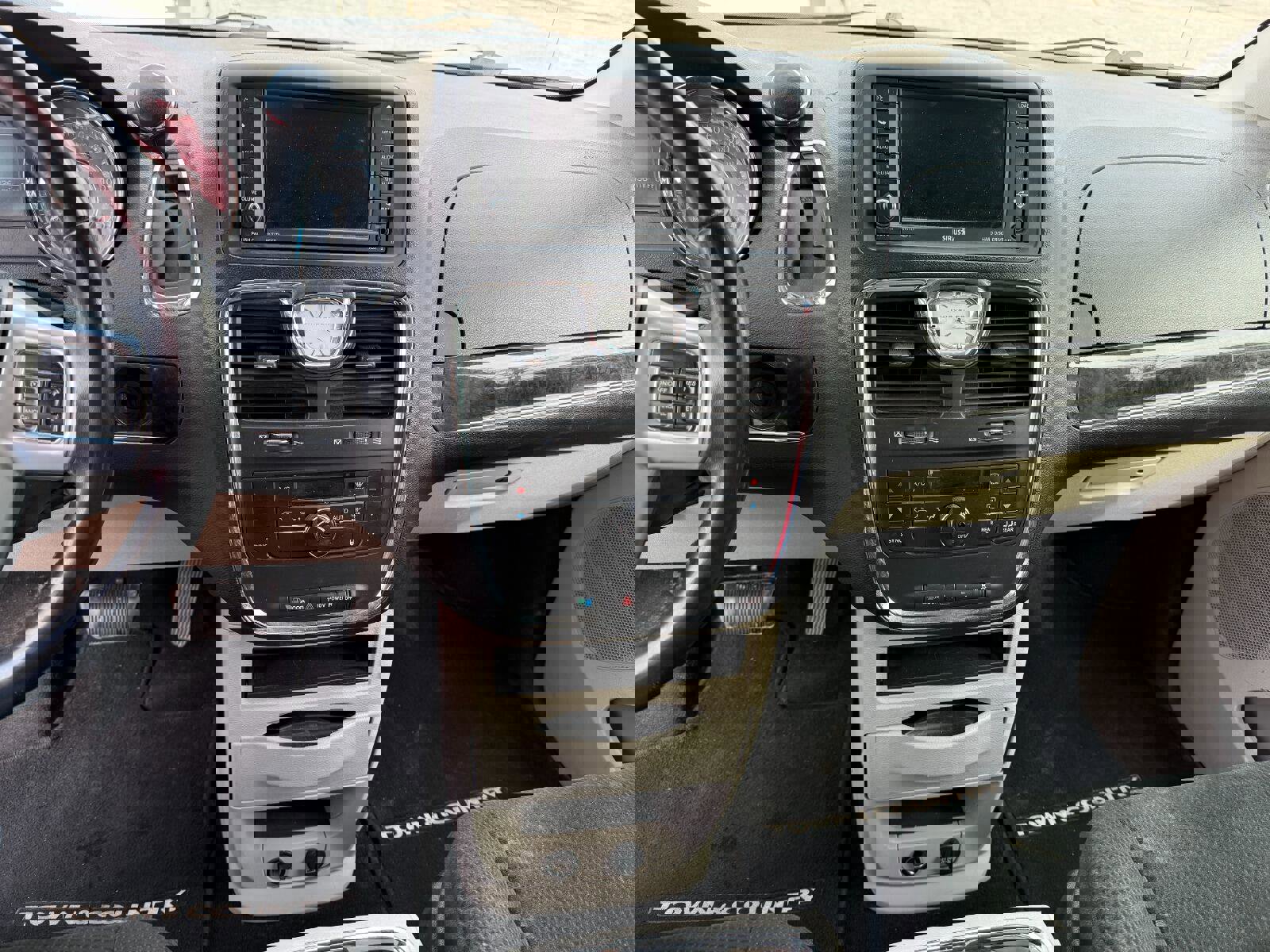 Used 2012 Chrysler Town & Country Touring image 8