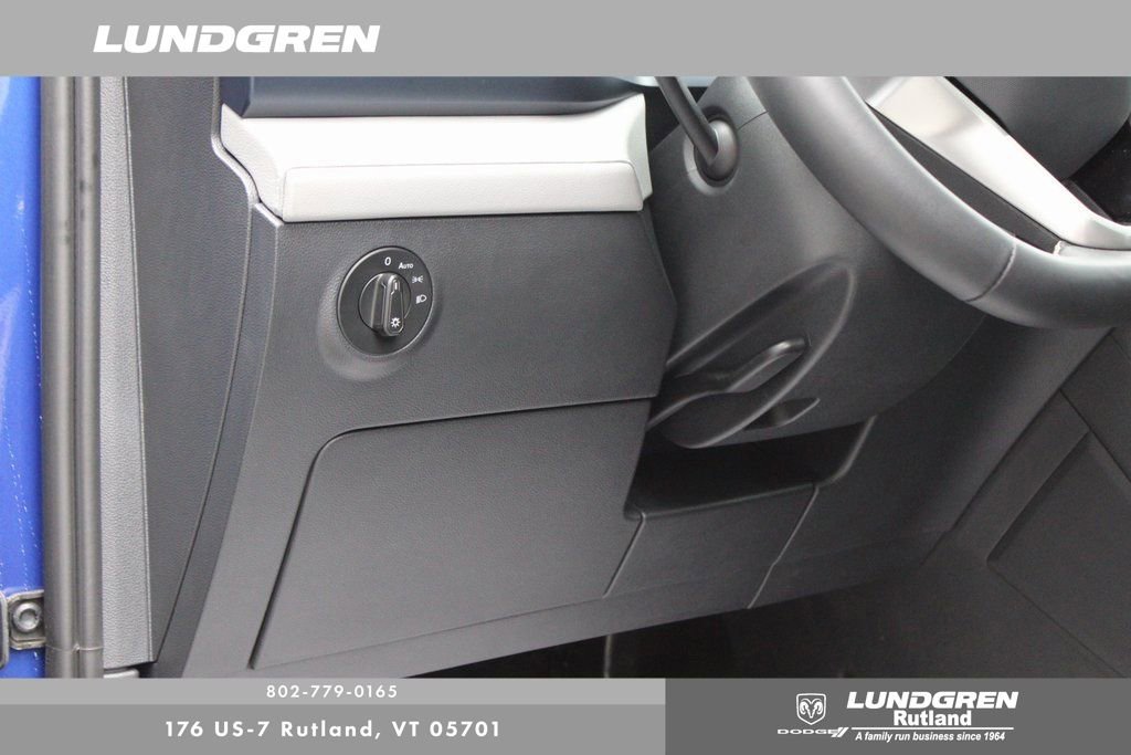 Used 2024 Volkswagen Taos SE w/ Panoramic Sunroof Package image 38