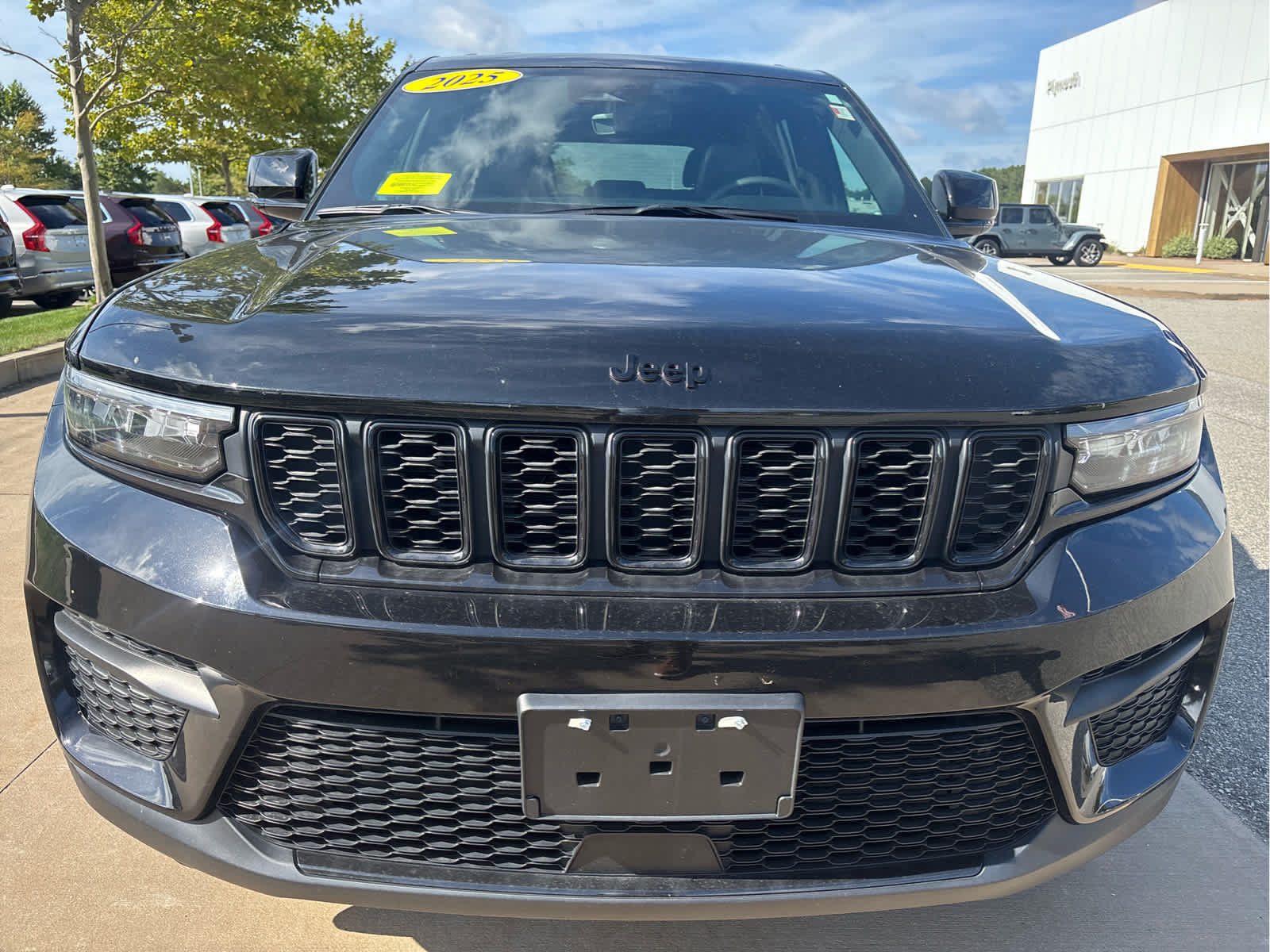 Used 2025 Jeep Grand Cherokee Altitude AWD/4WD image 5