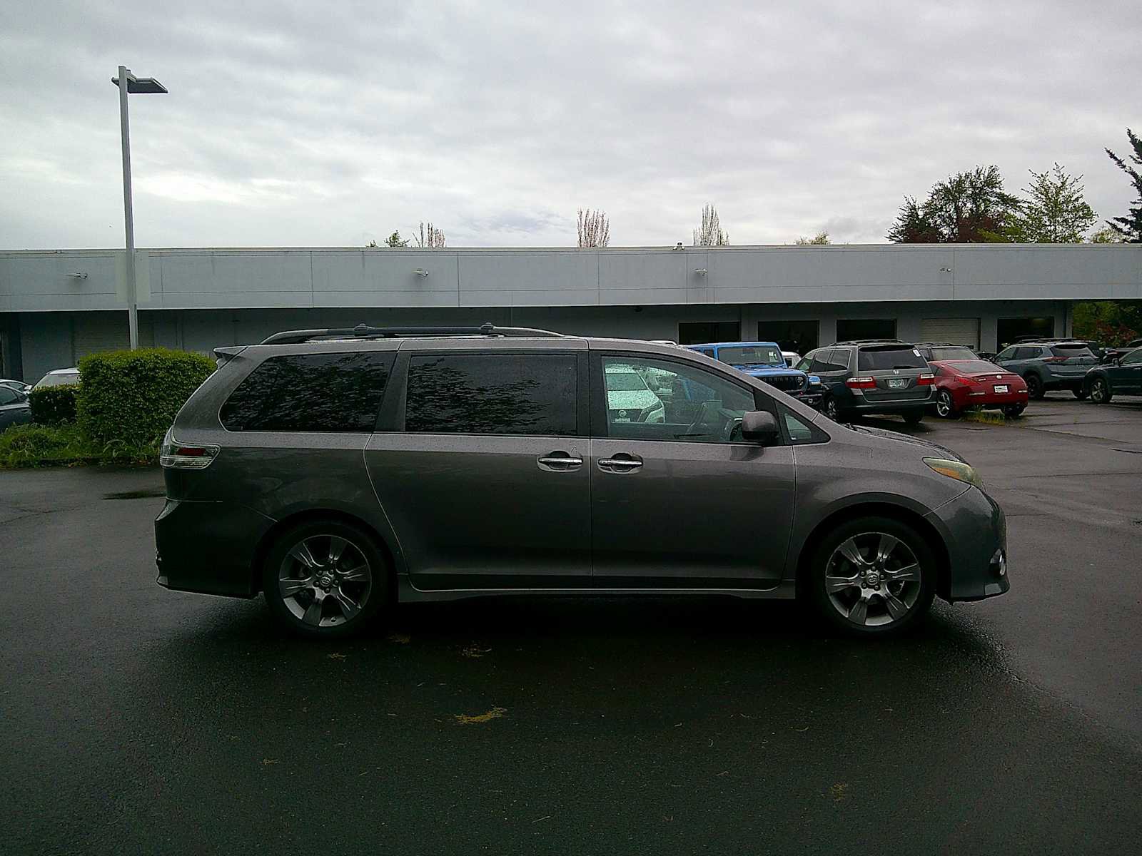 Used 2015 Toyota Sienna SE w/ SE Preferred Package FWD image 6