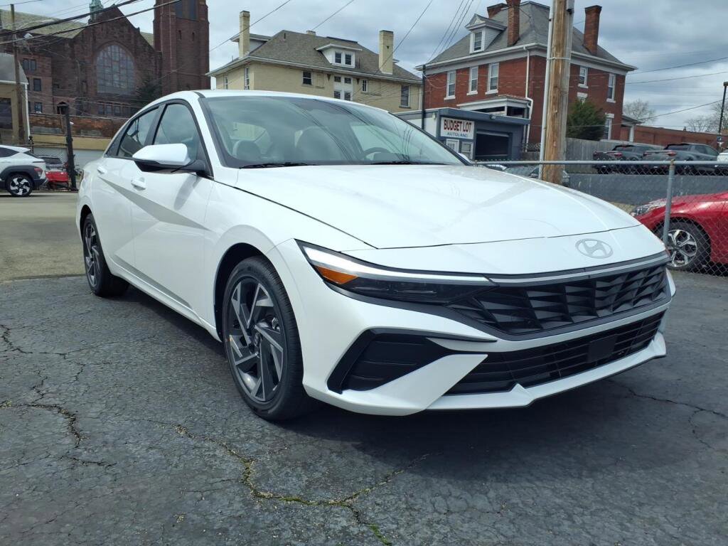 New 2026 Hyundai Elantra Limited FWD image 2
