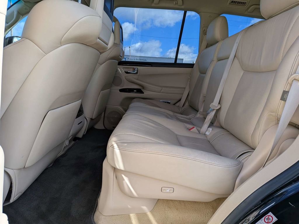 Used 2013 Lexus LX 570 4WD w/ Luxury Pkg image 14