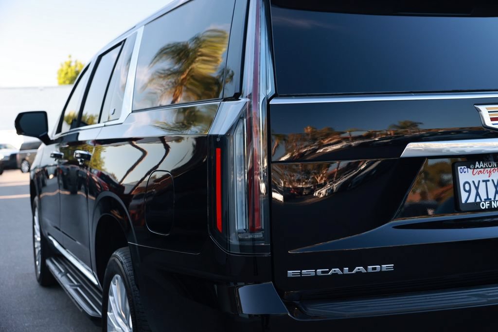 Used 2025 Cadillac Escalade ESV Premium Luxury AWD/4WD image 16