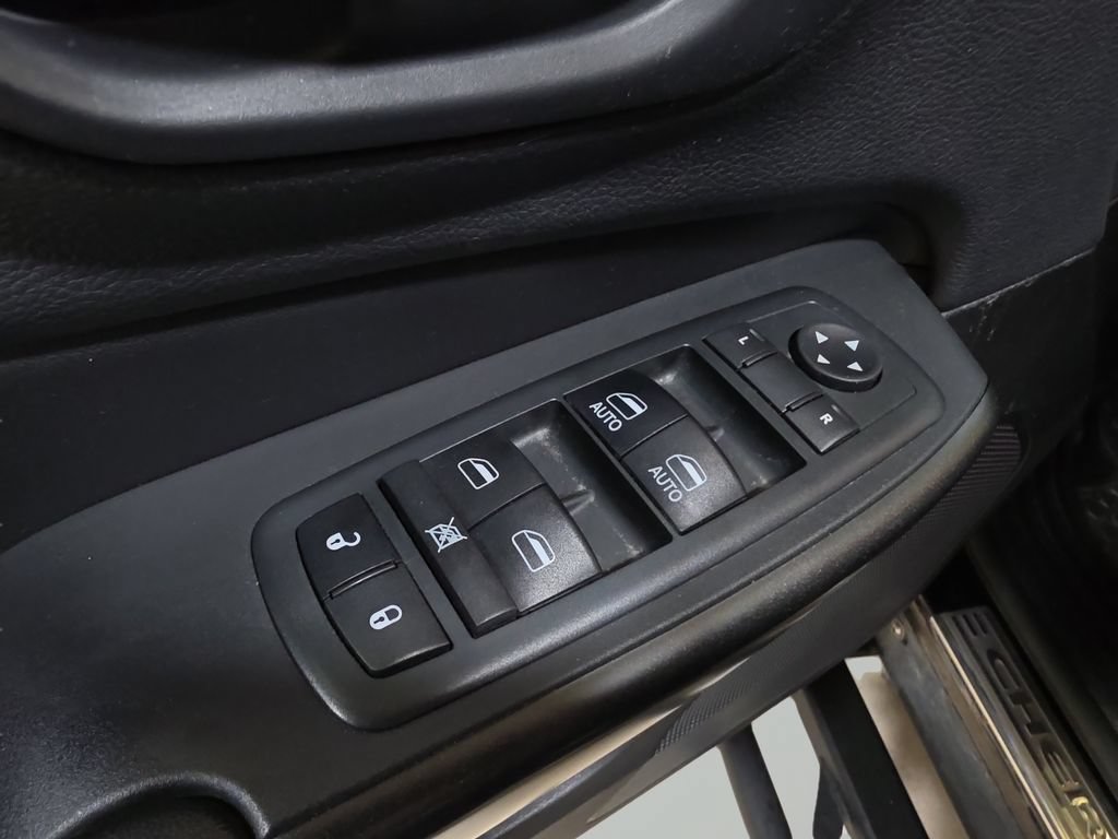 Used 2019 Jeep Cherokee Trailhawk AWD/4WD image 14
