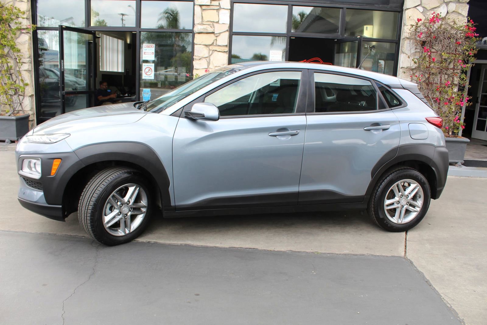 Used 2021 Hyundai Kona SE FWD image 2