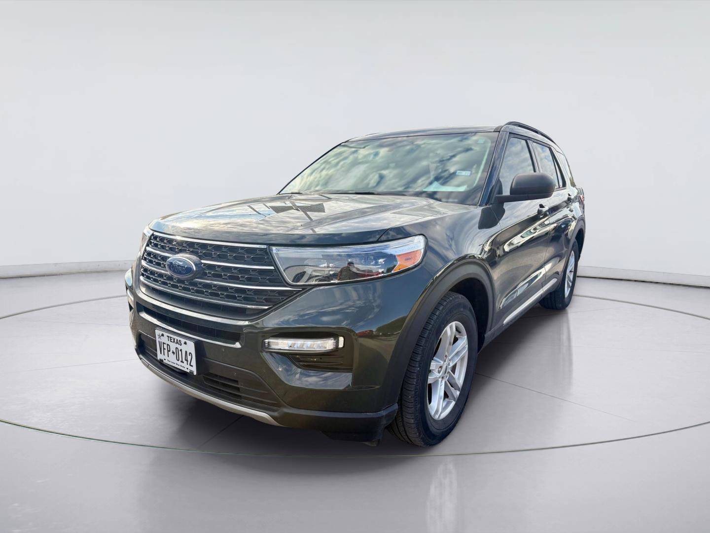 Used 2024 Ford Explorer XLT w/ Equipment Group 202A RWD image 5