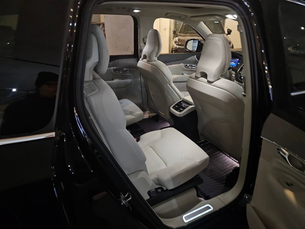 Certified 2025 Volvo XC90 B6 Plus image 9