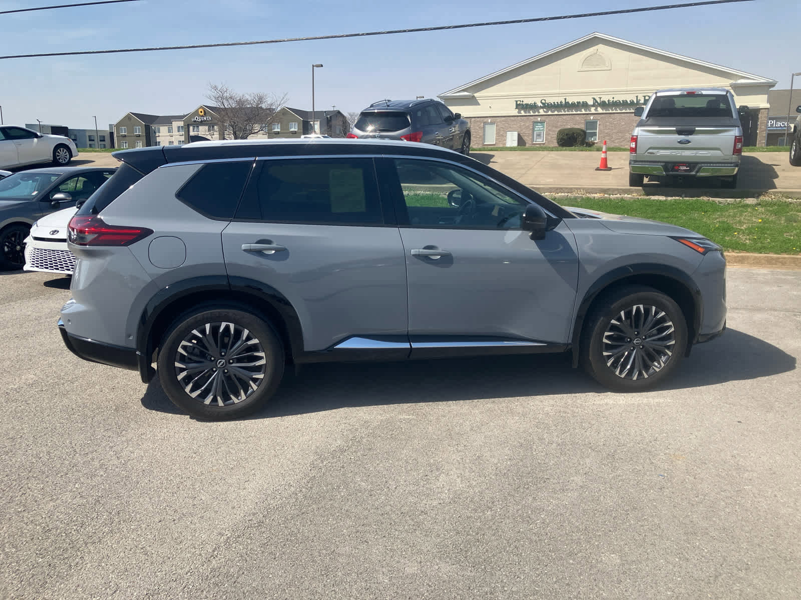 Used 2024 Nissan Rogue Platinum w/ Platinum Premium Package image 8
