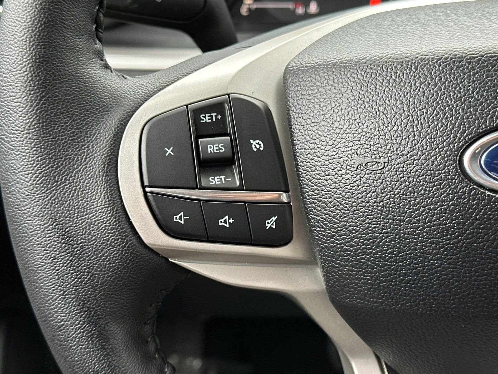 Used 2024 Ford Explorer XLT w/ Equipment Group 202A image 27