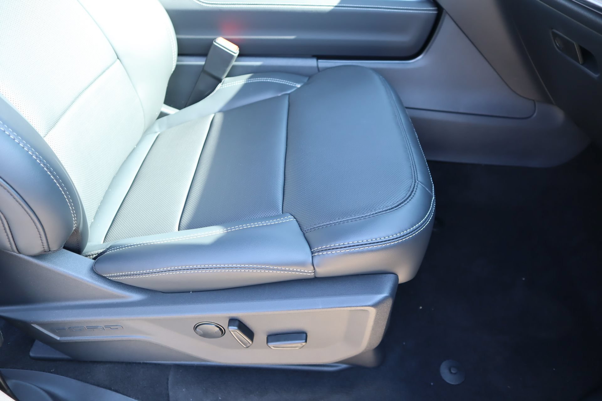 New 2027 Ford Expedition Platinum w/ Stealth Appearance Package AWD/4WD image 17