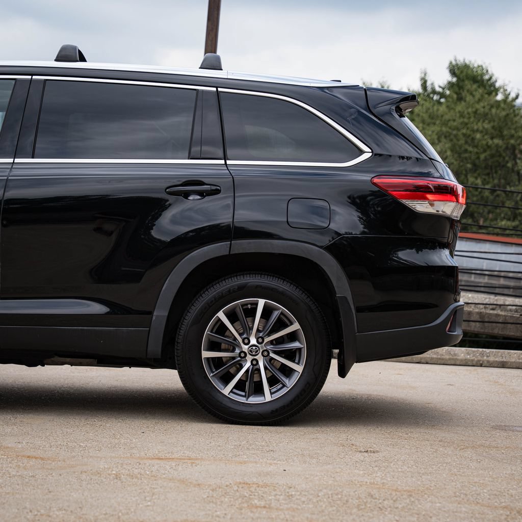 Used 2019 Toyota Highlander XLE AWD/4WD image 4