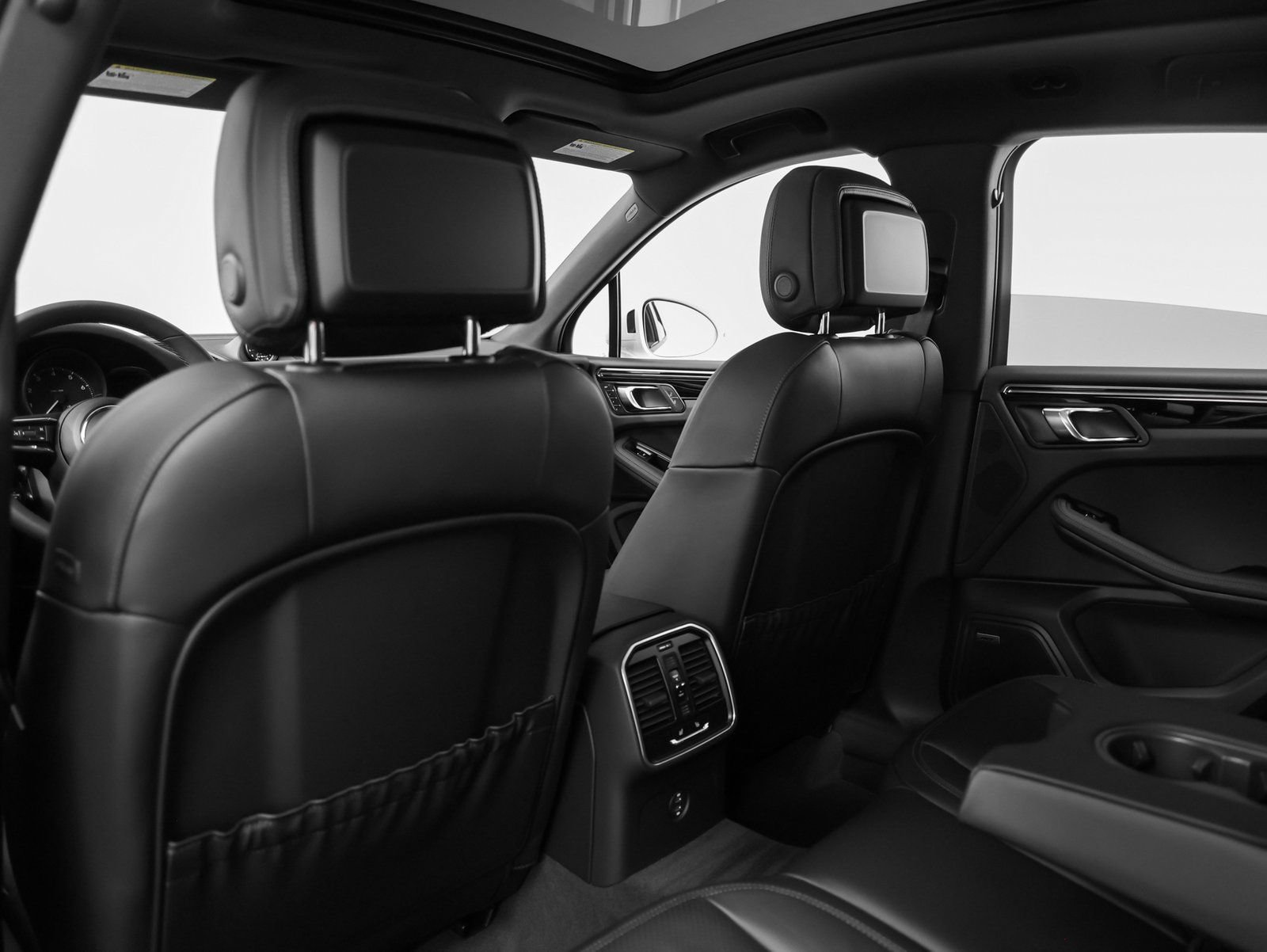 Certified 2025 Porsche Macan AWD/4WD image 39