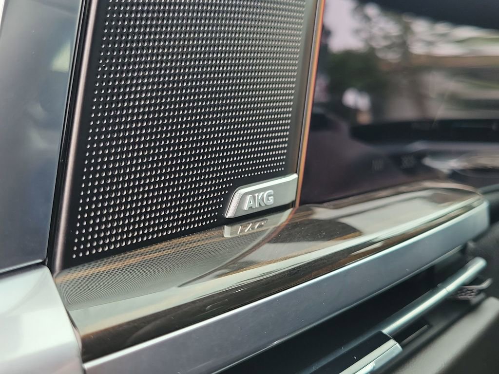 Used 2025 Cadillac Escalade ESV Premium Luxury image 24