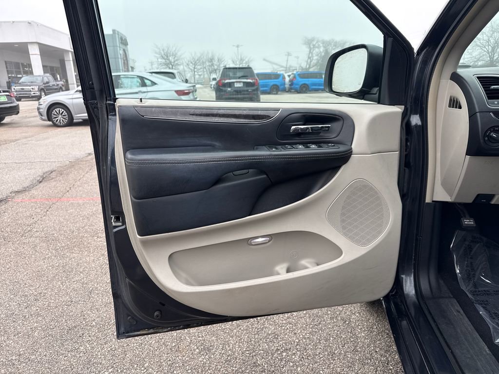 Used 2014 Chrysler Town & Country Touring image 10