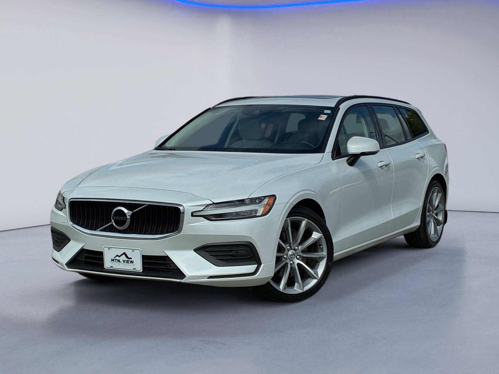 Used 2020 Volvo V60 T5 Momentum w/ Premium Package FWD image 2