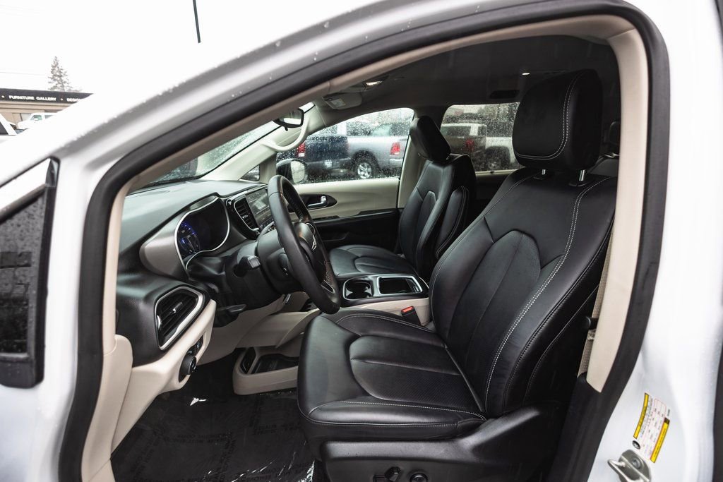 Used 2024 Chrysler Pacifica Touring-L image 24